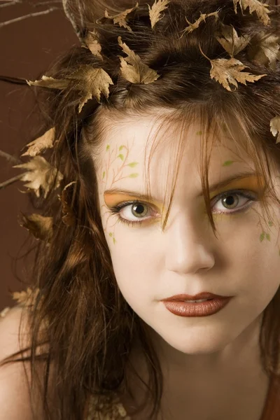 Vrouw verkleed als herfst — Stockfoto