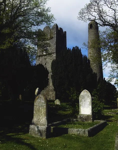 Runda tornet och kyrkogården, swords, dublin, Irland — Stockfoto