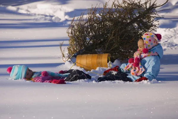 Девушки отдыхают в снегу — стоковое фото
