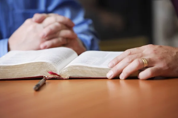 Bibel und betende Hände — Stockfoto