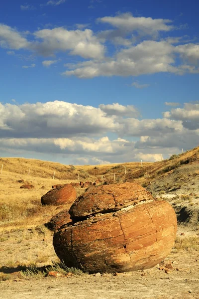 Ronde rock en bewolkte hemel op rood rots coulee — Stockfoto