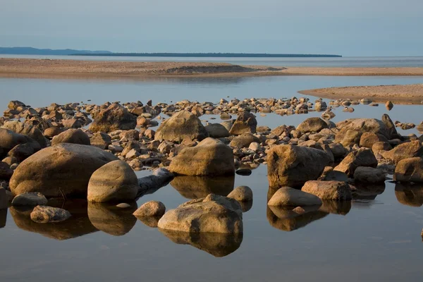 Agua con rocas y un banco de arena —  Fotos de Stock