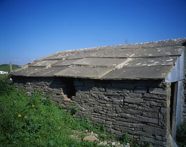 Liscannor, Co Clare, Irlanda. Casa de campo tradicional irlandesa com um telhado inclinado — Fotografia de Stock