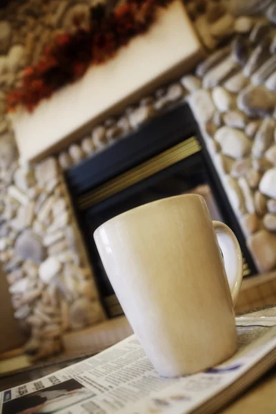 Kaffeebecher auf Tisch mit Zeitung — Stockfoto