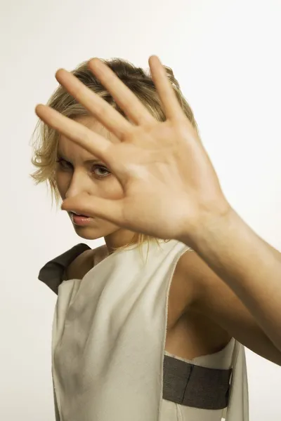 Woman Holding Her Hand Up And Glaring — Stock Photo, Image