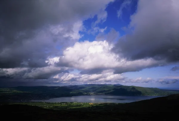 Co 下来，莫山和卡林福德湖，爱尔兰的全景 — 图库照片