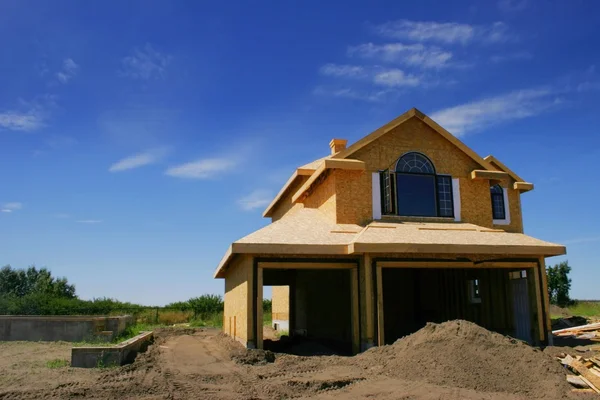 Gedeeltelijk gebouwd huis — Stockfoto