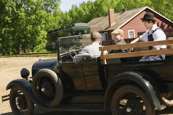 Gli uomini in un'auto d'epoca — Foto Stock