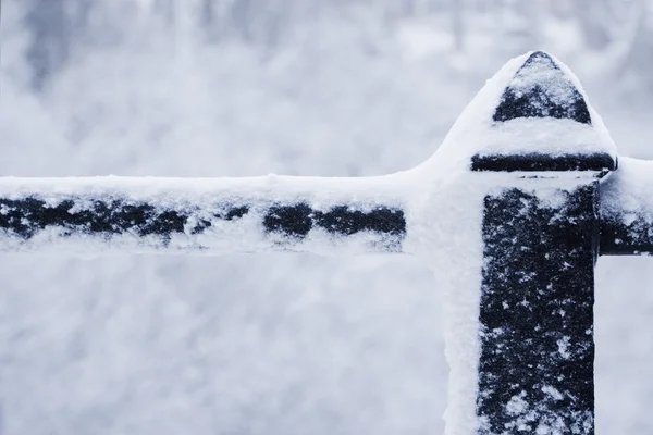 Schneebedeckter Zaun — Stockfoto