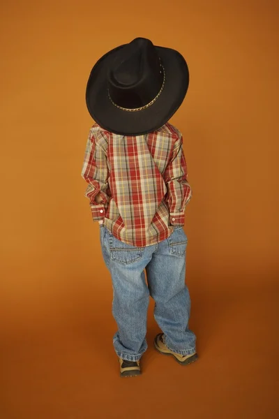 Visão traseira de um menino vestindo roupas ocidentais — Fotografia de Stock