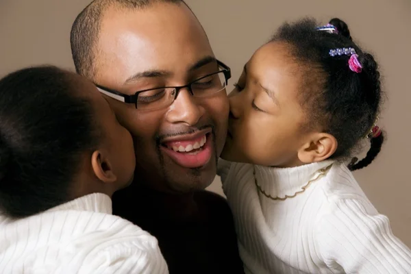 Meninas beijando papai na bochecha — Fotografia de Stock
