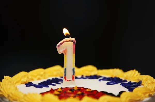 Narozeninový dort s zapálil svíčku — Stock fotografie