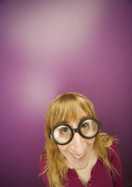Žena nosí dioptrické brýle prop — Stock fotografie