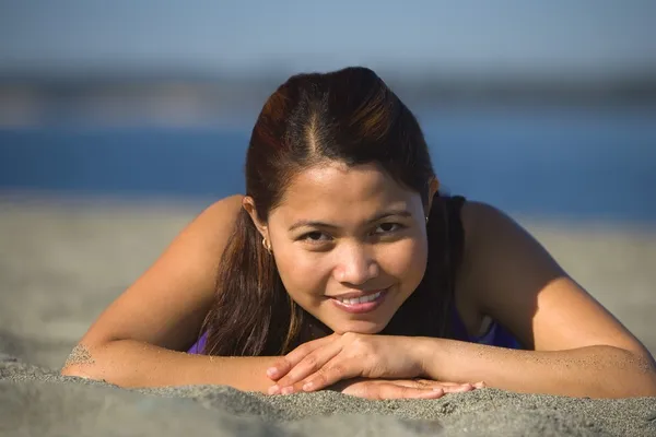 해변에 누워 있는 여자 — 스톡 사진