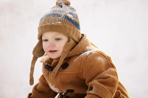 Pojken leker i snön — Stockfoto