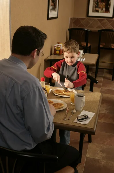 Vater und Sohn beim Frühstück — Stockfoto