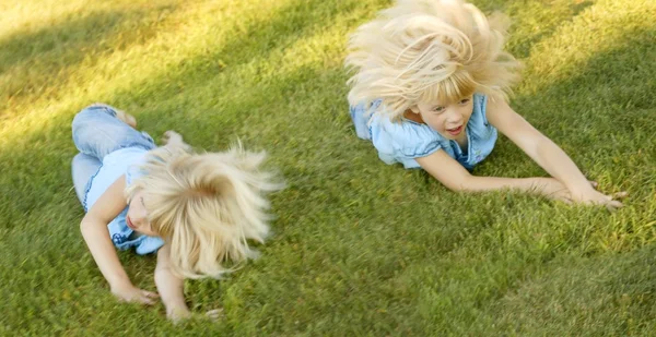 Ragazze che rotolano giù per una collina — Foto Stock