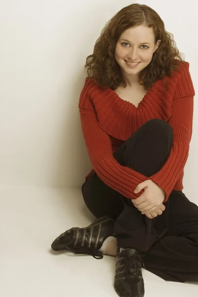 A Woman Casually Sitting On The Ground — Stock Photo, Image