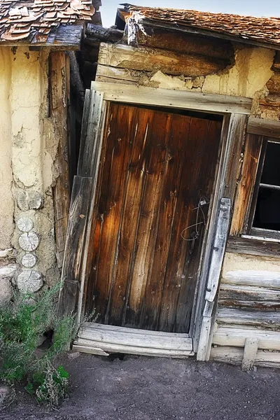 Terk edilmiş evde kapı ile — Stok fotoğraf