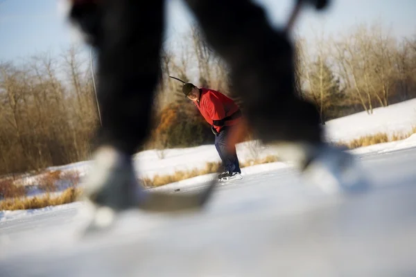 Spelar hockey — Stockfoto