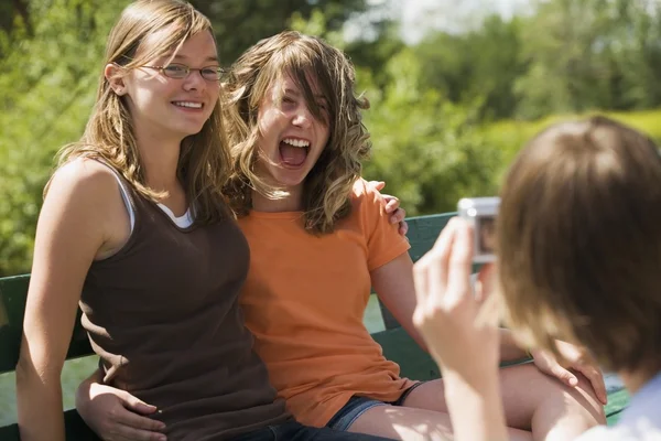 Meninas adolescentes rindo — Fotografia de Stock