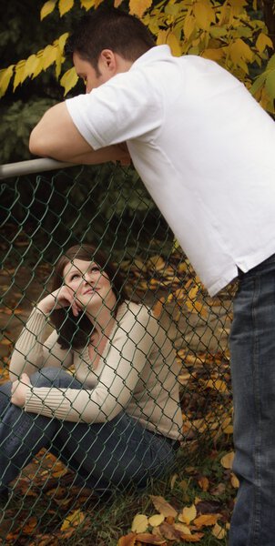 На противоположных сторонах забора
