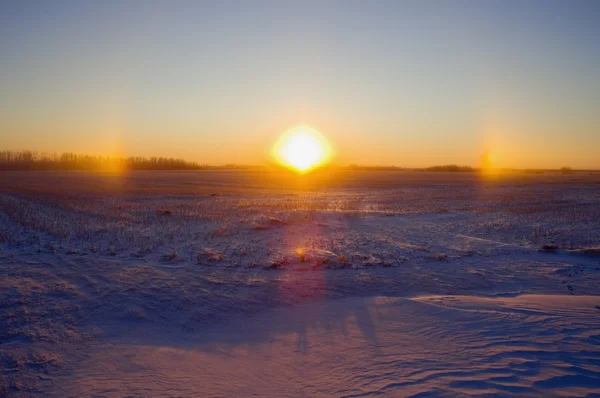 Sabah erken kar ile kaplı arazi — Stok fotoğraf