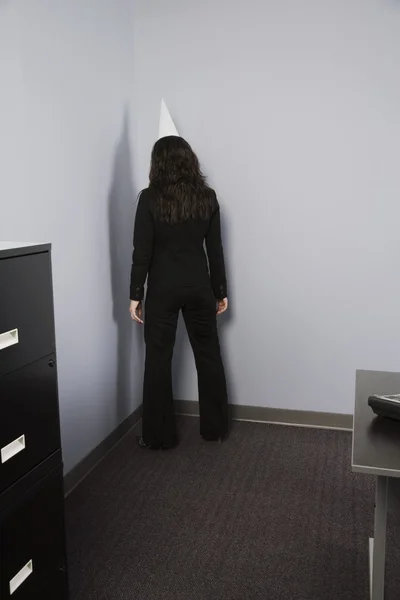 Mujer frente a la esquina — Foto de Stock