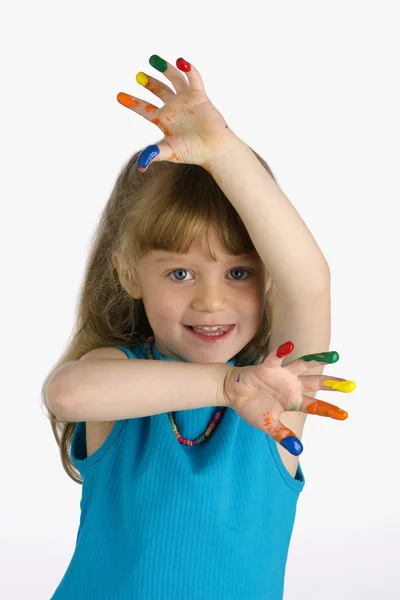 그녀의 손가락에 페인트와 소녀 — 스톡 사진