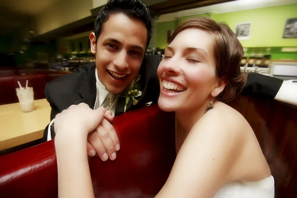 A Couple Sitting And Laughing — Stock Photo, Image