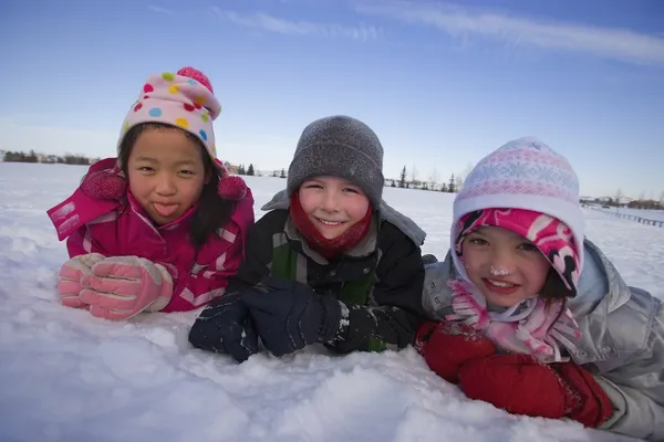 Spelende kinderen in de sneeuw — Stockfoto