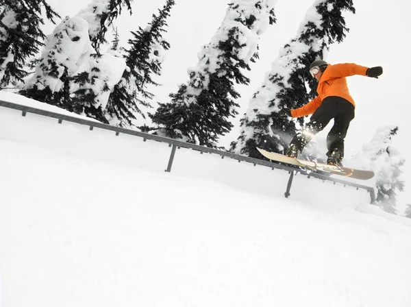 Snowboarding da pessoa em um corrimão — Fotografia de Stock