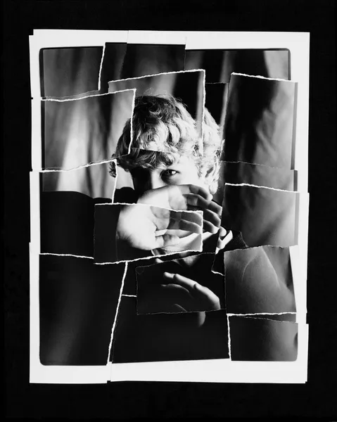 引き裂かれた手で顔をブロック子供の写真 — ストック写真