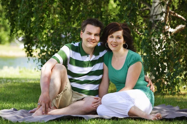 Porträtt av ett par i parken — Stockfoto