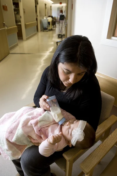 Mujer biberón alimentación bebé niña — Foto de Stock