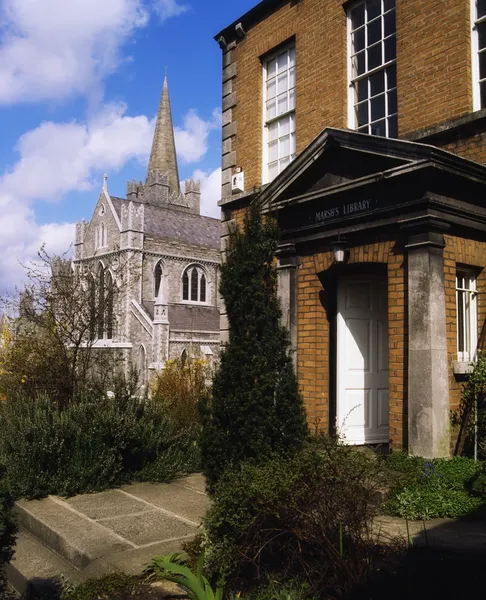 都柏林、 沼泽的图书馆和爱尔兰圣帕特里克大教堂 — 图库照片