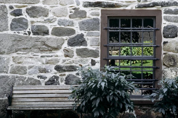 Bâtiment en pierre avec banc et fenêtre — Photo