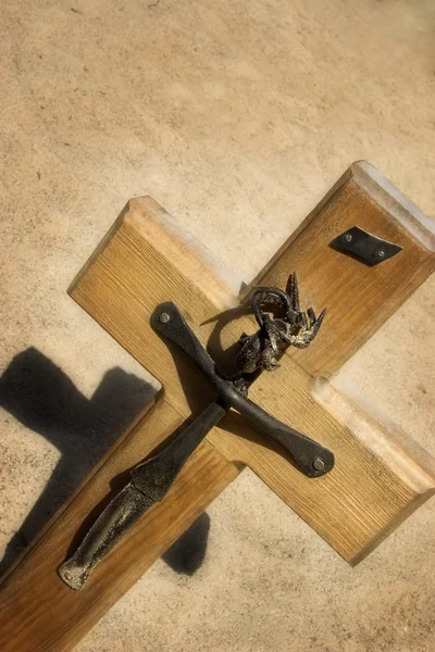 Kreuz mit metallischer Jesusbildung — Stockfoto