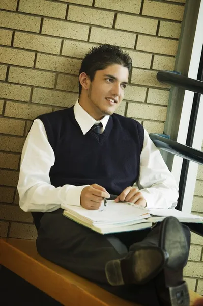 Een student in uniform, studeren — Stockfoto