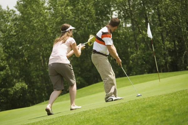 Paar golft zusammen — Stockfoto