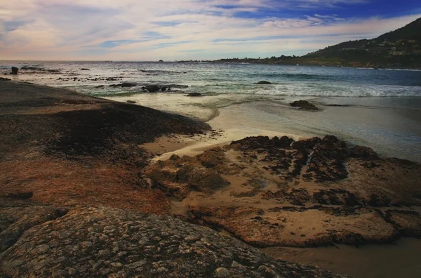 Línea de costa con terreno rocoso — Foto de Stock