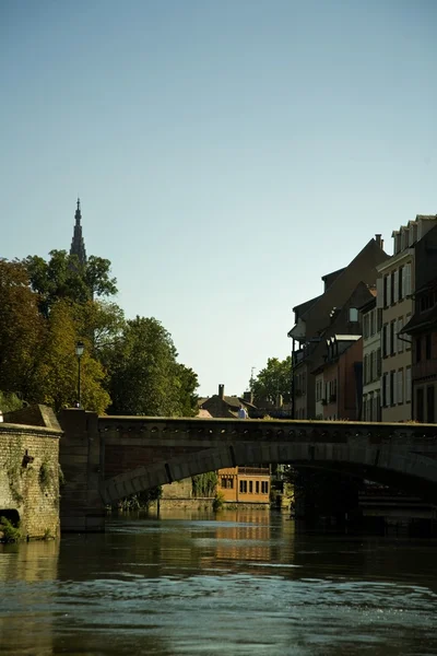 Ein Kanal in Straßburg, Frankreich — Stockfoto