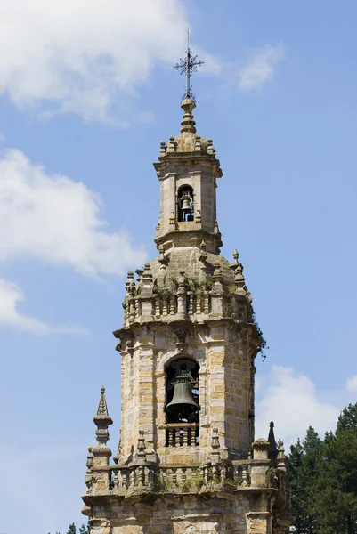 Barocker Turm aus dem 18. Jahrhundert auf der Kirche von San Severino, Balmaseda, Vizcaya, dem Baskenland, Spanien — Stockfoto
