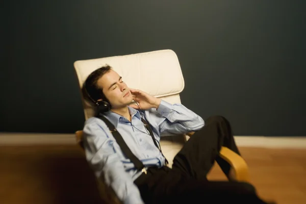 Man slapen in een stoel — Stockfoto