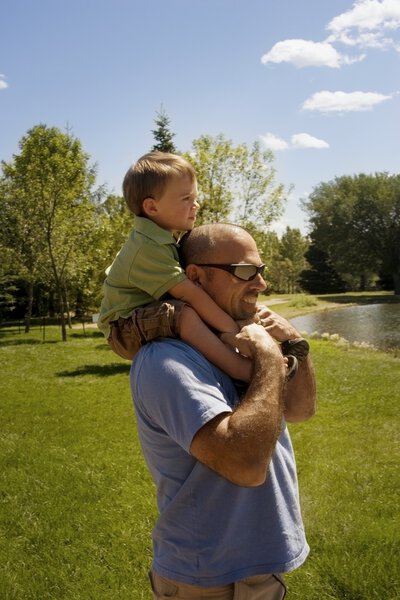 отец и сын в парке