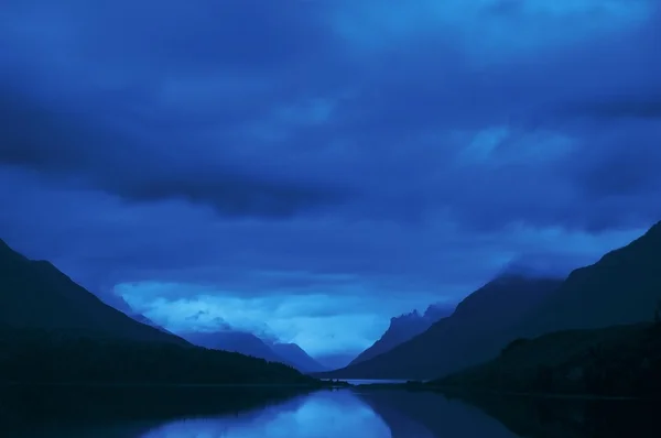 Mountains With Dark Cloud Cover Over A Lake — Stock Photo, Image