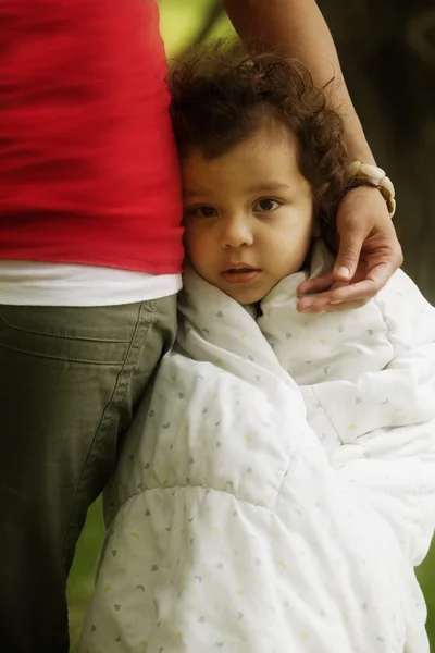 Ребенок, завернутый в одеяло рядом с матерью — стоковое фото