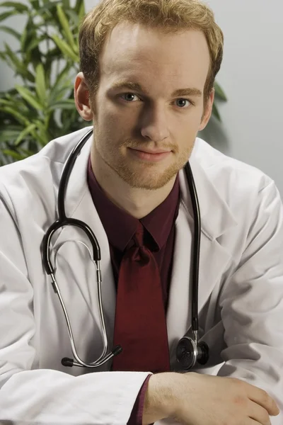 Retrato de um médico masculino — Fotografia de Stock