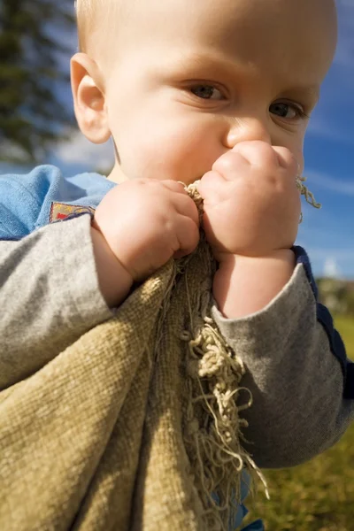 Niño con manta — Foto de Stock