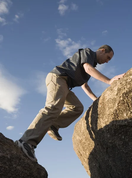 Hombre escalando rocas — Foto de Stock
